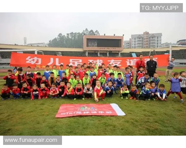 幼儿双人足球小游戏乐趣无限亲子互动培养团队精神与运动能力